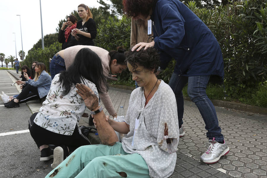 Aena ha llevado a cabo este martes un simulacro de accidente aéreo en el aeropuerto de Hondarribia. Se ha realizado con un avión con capacidad para 8 a 13 personas y de 15,6 metros de longitud que ha simulado caer contra el suelo en este parking cercano al recinto aeroportuario.