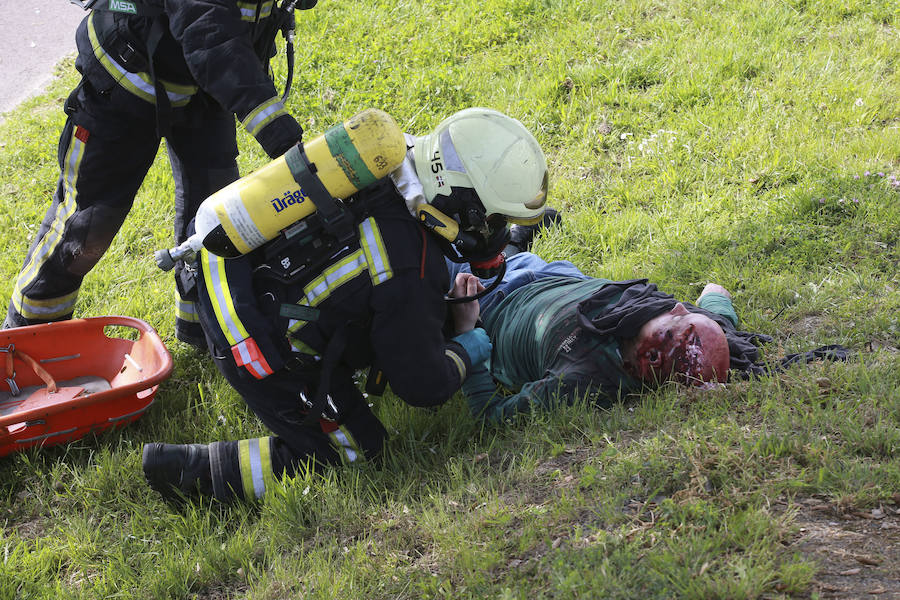 Aena ha llevado a cabo este martes un simulacro de accidente aéreo en el aeropuerto de Hondarribia. Se ha realizado con un avión con capacidad para 8 a 13 personas y de 15,6 metros de longitud que ha simulado caer contra el suelo en este parking cercano al recinto aeroportuario.