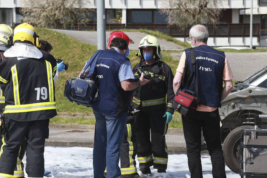Aena ha llevado a cabo este martes un simulacro de accidente aéreo en el aeropuerto de Hondarribia. Se ha realizado con un avión con capacidad para 8 a 13 personas y de 15,6 metros de longitud que ha simulado caer contra el suelo en este parking cercano al recinto aeroportuario.