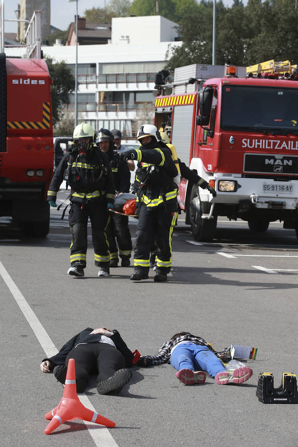 Aena ha llevado a cabo este martes un simulacro de accidente aéreo en el aeropuerto de Hondarribia. Se ha realizado con un avión con capacidad para 8 a 13 personas y de 15,6 metros de longitud que ha simulado caer contra el suelo en este parking cercano al recinto aeroportuario.