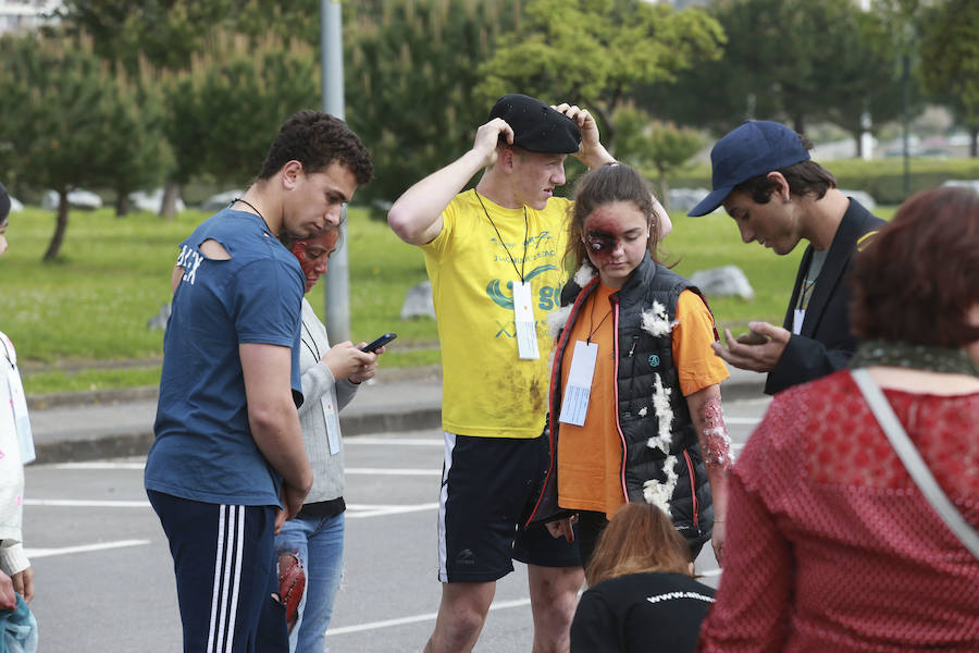 Aena ha llevado a cabo este martes un simulacro de accidente aéreo en el aeropuerto de Hondarribia. Se ha realizado con un avión con capacidad para 8 a 13 personas y de 15,6 metros de longitud que ha simulado caer contra el suelo en este parking cercano al recinto aeroportuario.