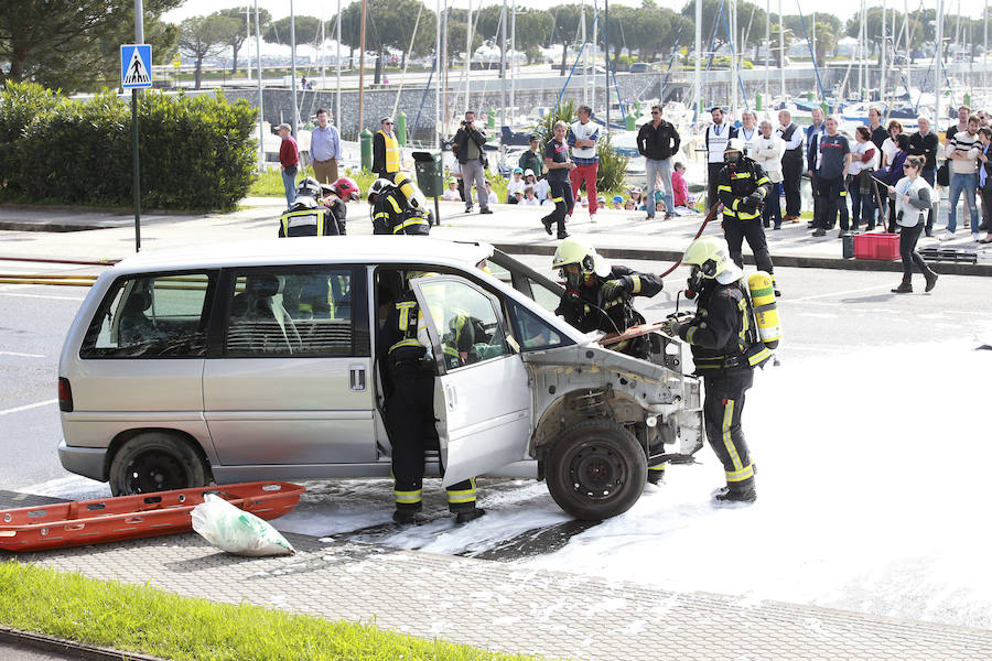 Aena ha llevado a cabo este martes un simulacro de accidente aéreo en el aeropuerto de Hondarribia. Se ha realizado con un avión con capacidad para 8 a 13 personas y de 15,6 metros de longitud que ha simulado caer contra el suelo en este parking cercano al recinto aeroportuario.