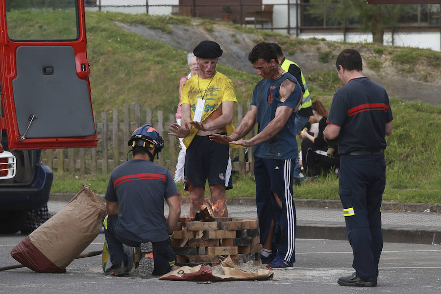 Aena ha llevado a cabo este martes un simulacro de accidente aéreo en el aeropuerto de Hondarribia. Se ha realizado con un avión con capacidad para 8 a 13 personas y de 15,6 metros de longitud que ha simulado caer contra el suelo en este parking cercano al recinto aeroportuario.
