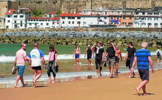 Turistas y locales aprovechan el buen tiempo para pasear por La Concha.