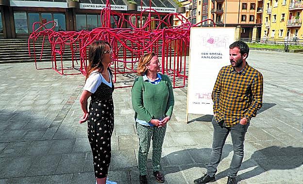 Juncal Eizaguirre, Susana Zaldibar y Gaizka Zuazo, frente a la instalación. 