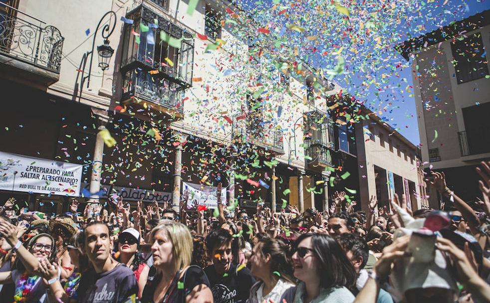 El público disfruta de una actuación en la Plaza del Trigo de Aranda de Duero.