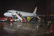 Un avión de Vueling, en el aeropuerto de Hondarribia. 