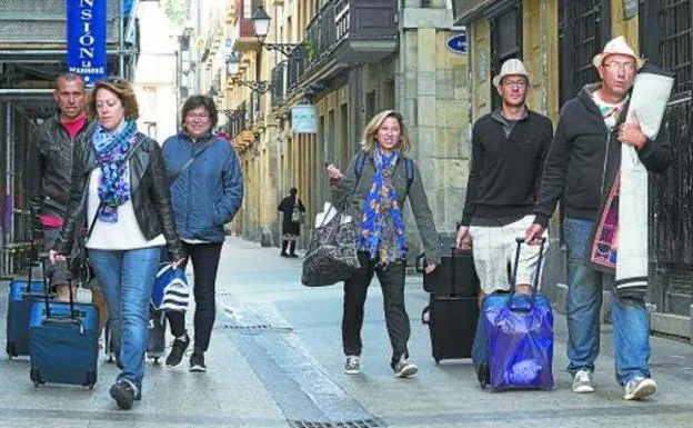 La agrupación Aparture recurrirá la ordenanza de viviendas para uso turístico del Ayuntamiento de San Sebastián