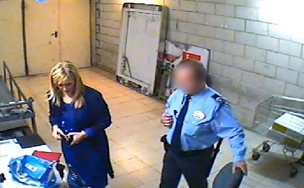 Fragmento del vídeo en el que se ve a Cristina Cifuentes robando cremas en un supermercado.