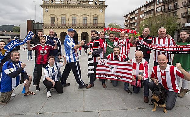 El pulso entre la Real y el Athletic se empezó a librar en la plaza San Juan de Irun con las peñas de la localidad bidasotarra. 