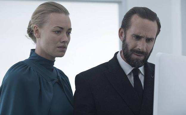 Imagen principal - Yvonne Strahovski, Ann Dowd y Joseph Fiennes acompañan a Elisabeth Moss en 'The Handmaid's Tail' (2017-2018).