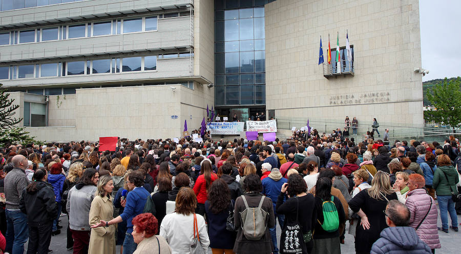 Una ola de indignación recorre Gipuzkoa tras conocerse la sentencia a 'La Manada'.En el caso de San Sebastián, cerca de un millar de personas han vuelto a concentrarse este viernes frente a los juzgados de Atotxa y han vuelto a mostrar su solidaridad con la víctima.