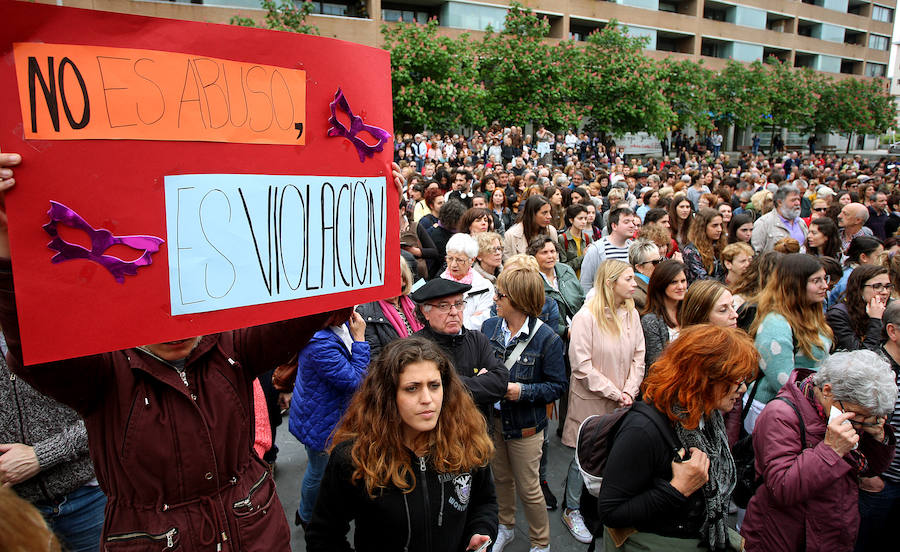 Una ola de indignación recorre Gipuzkoa tras conocerse la sentencia a 'La Manada'.En el caso de San Sebastián, cerca de un millar de personas han vuelto a concentrarse este viernes frente a los juzgados de Atotxa y han vuelto a mostrar su solidaridad con la víctima.