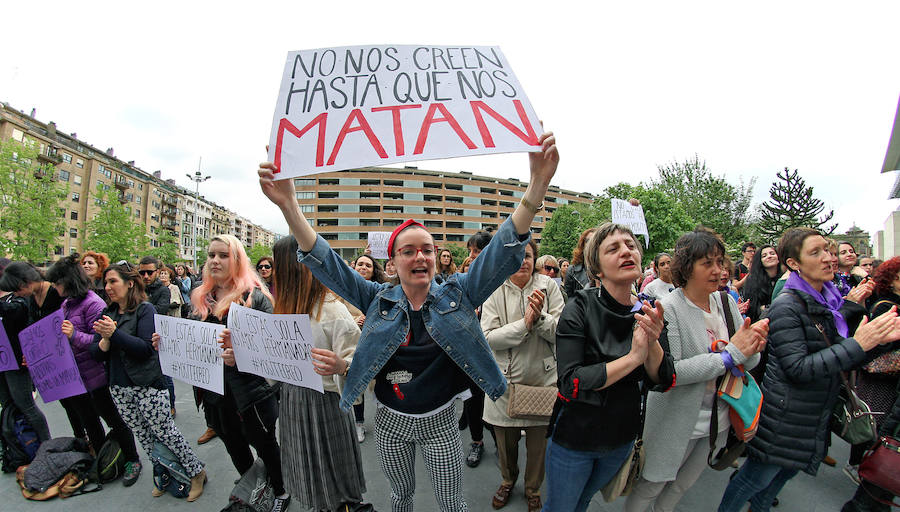 Una ola de indignación recorre Gipuzkoa tras conocerse la sentencia a 'La Manada'.En el caso de San Sebastián, cerca de un millar de personas han vuelto a concentrarse este viernes frente a los juzgados de Atotxa y han vuelto a mostrar su solidaridad con la víctima.