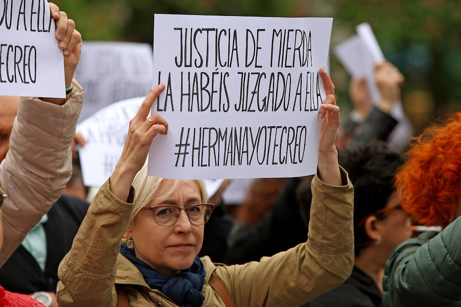 Una ola de indignación recorre Gipuzkoa tras conocerse la sentencia a 'La Manada'.En el caso de San Sebastián, cerca de un millar de personas han vuelto a concentrarse este viernes frente a los juzgados de Atotxa y han vuelto a mostrar su solidaridad con la víctima.