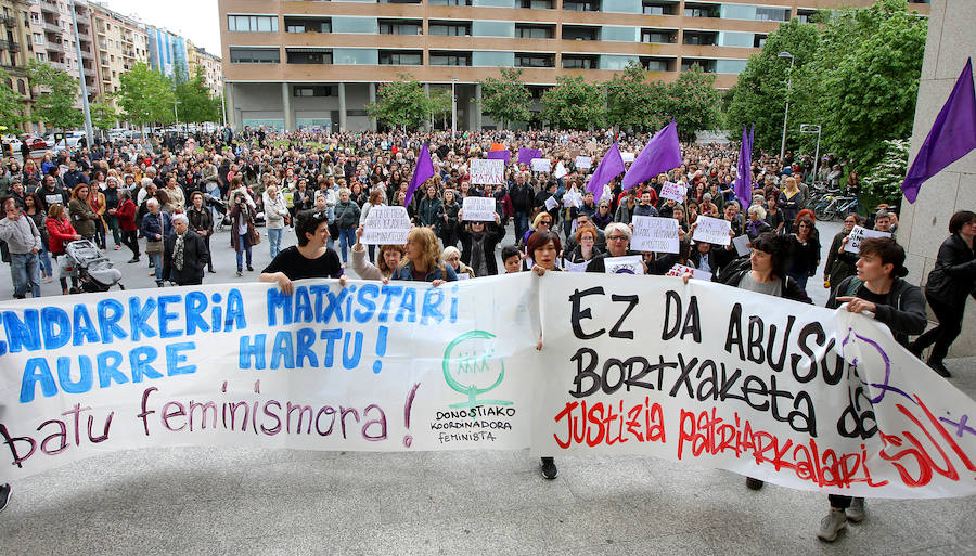 Una ola de indignación recorre Gipuzkoa tras conocerse la sentencia a 'La Manada'.En el caso de San Sebastián, cerca de un millar de personas han vuelto a concentrarse este viernes frente a los juzgados de Atotxa y han vuelto a mostrar su solidaridad con la víctima.