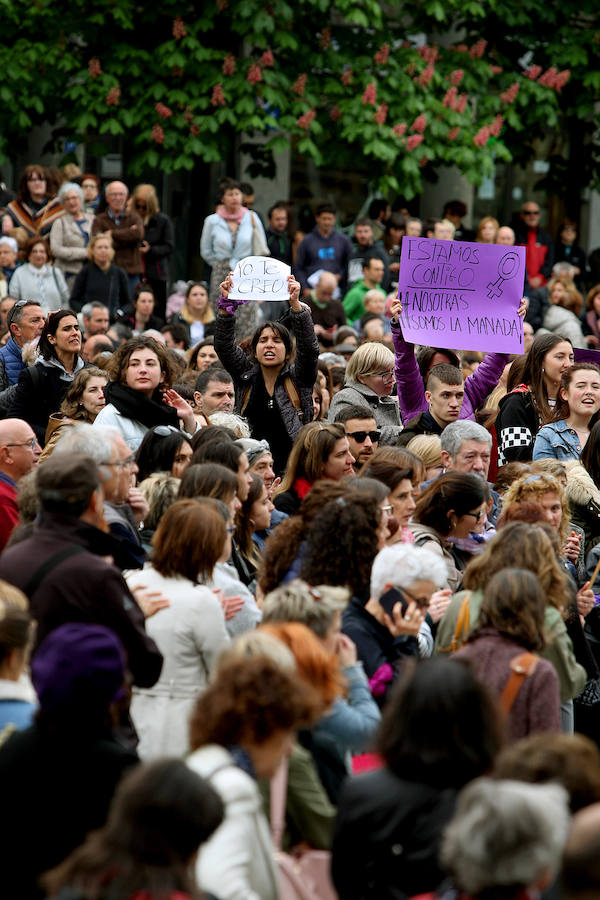 Una ola de indignación recorre Gipuzkoa tras conocerse la sentencia a 'La Manada'.En el caso de San Sebastián, cerca de un millar de personas han vuelto a concentrarse este viernes frente a los juzgados de Atotxa y han vuelto a mostrar su solidaridad con la víctima.