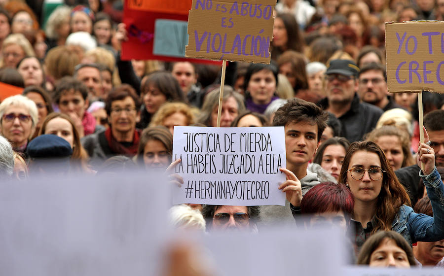 Una ola de indignación recorre Gipuzkoa tras conocerse la sentencia a 'La Manada'.En el caso de San Sebastián, cerca de un millar de personas han vuelto a concentrarse este viernes frente a los juzgados de Atotxa y han vuelto a mostrar su solidaridad con la víctima.