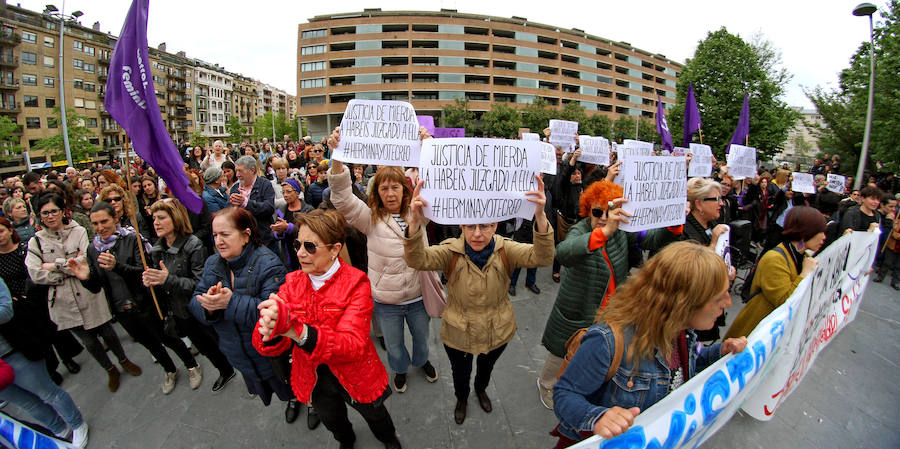 Una ola de indignación recorre Gipuzkoa tras conocerse la sentencia a 'La Manada'.En el caso de San Sebastián, cerca de un millar de personas han vuelto a concentrarse este viernes frente a los juzgados de Atotxa y han vuelto a mostrar su solidaridad con la víctima.