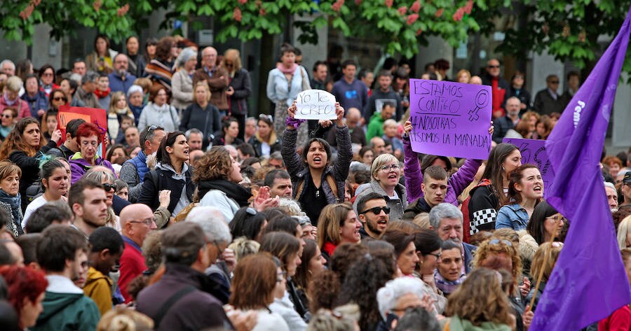 Una ola de indignación recorre Gipuzkoa tras conocerse la sentencia a 'La Manada'.En el caso de San Sebastián, cerca de un millar de personas han vuelto a concentrarse este viernes frente a los juzgados de Atotxa y han vuelto a mostrar su solidaridad con la víctima.