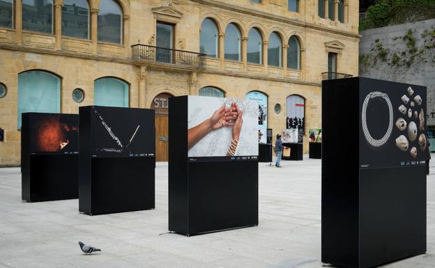 Obras de la exposición en la Plaza Zuloaga, en San Sebastián.