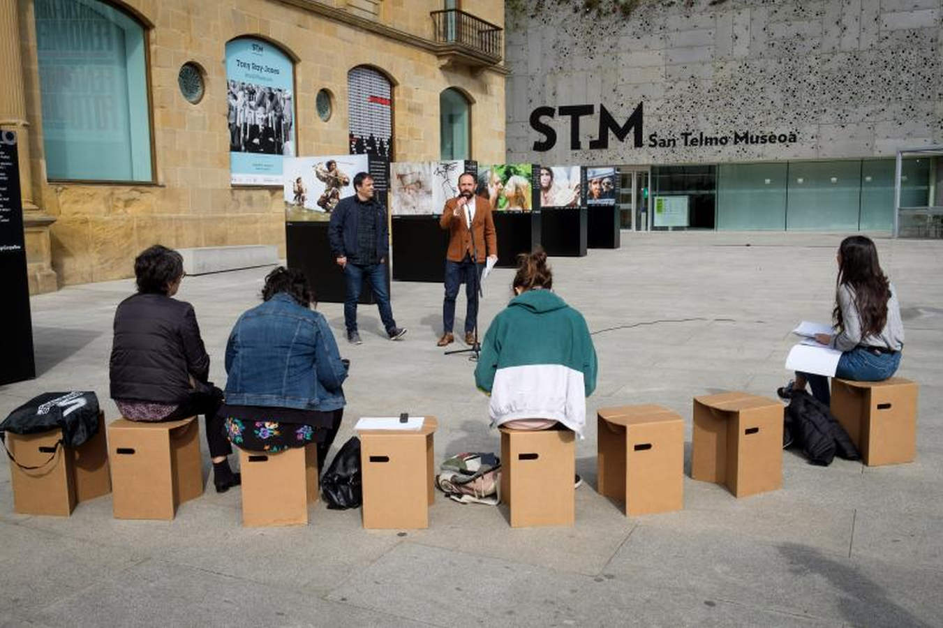 La exposición itinerante #IceAgeEuroepaNow, que muestra fotografías de gran formato acerca de descubrimientos sobre la herencia cultural de la Edad de Hielo, recala en San Sebastián dentro del recorrido que inició hace un año en el yacimiento de Neanderthal (Alemania) y que ha pasado por Croacia, Italia y Francia. La muestra se podrá ver hasta junio.