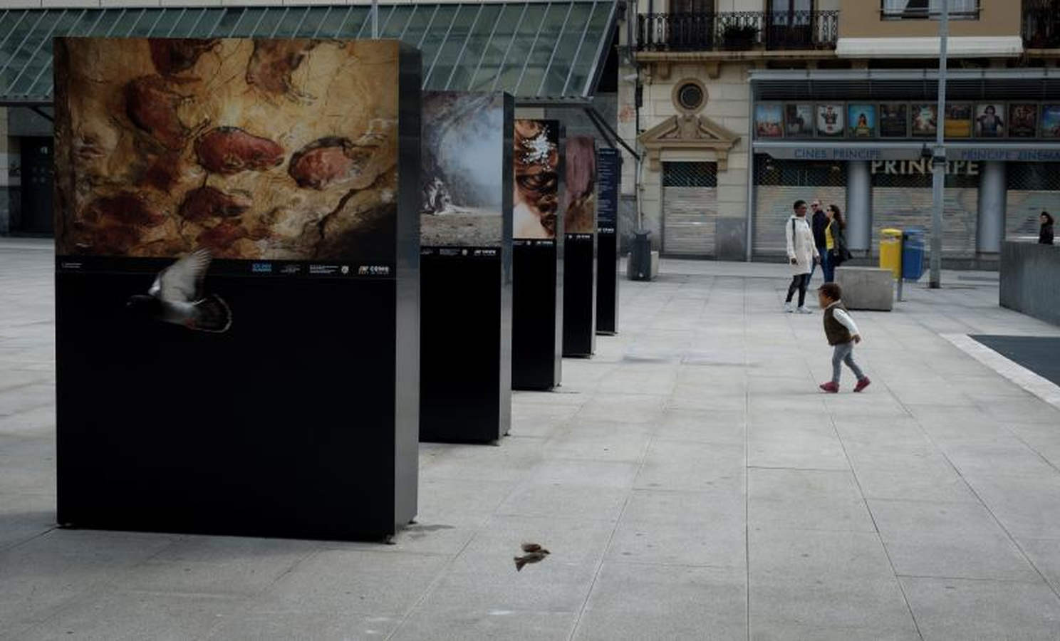 La exposición itinerante #IceAgeEuroepaNow, que muestra fotografías de gran formato acerca de descubrimientos sobre la herencia cultural de la Edad de Hielo, recala en San Sebastián dentro del recorrido que inició hace un año en el yacimiento de Neanderthal (Alemania) y que ha pasado por Croacia, Italia y Francia. La muestra se podrá ver hasta junio.