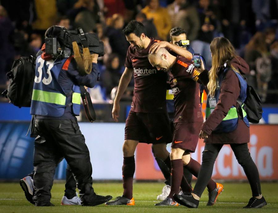 Así celebraron los jugadores del Fútbol Club Barcelona la vigésimo quinta Liga en la historia del club, después de doblegar al Deportivo en Riazor.