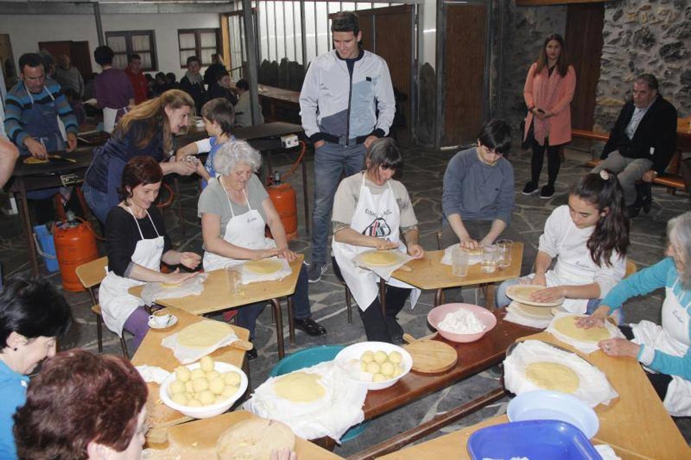 El buen tiempo acompañó a las decenas de personas que se acercaron al barrio debarra