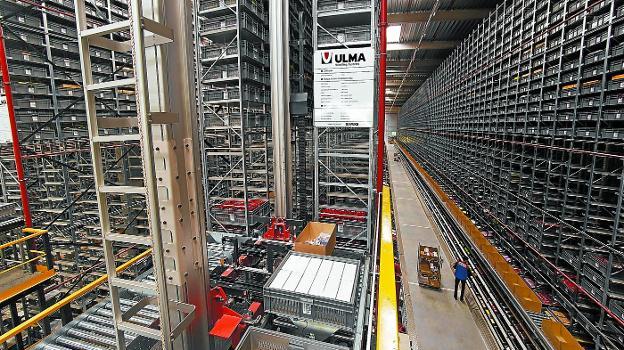 Planta diseñada por la cooperativa Ulma destinada al almacenamiento automático en altura, mediante robot transelevador para manipulación de cargas ligeras.