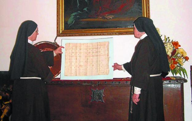 Dos monjas clarisas con el plano en 2008, antes de enviarlo a restaurarlo y exponerse en Sevilla. 