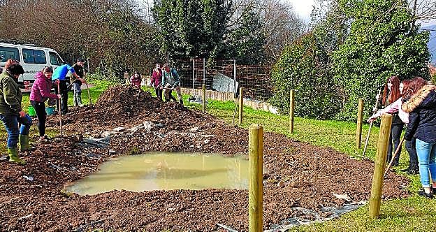 Con Aranzadi. Bien asesorados, los alumnos se encargaron de todo el proceso, desde el agujero a las vallas.