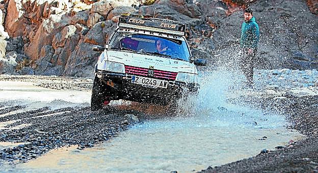 El Peugeot de los estudiantes guipuzcoanos, durante una de las etapas.