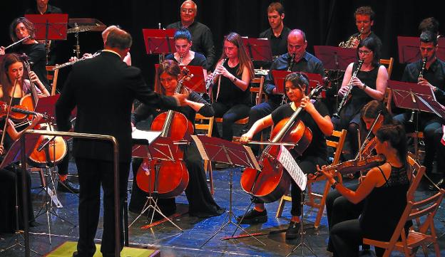 Presentación. La Orquesta Sinfónica de Debabarrena, durante su primera actuación en Elgoibar, en 2016.