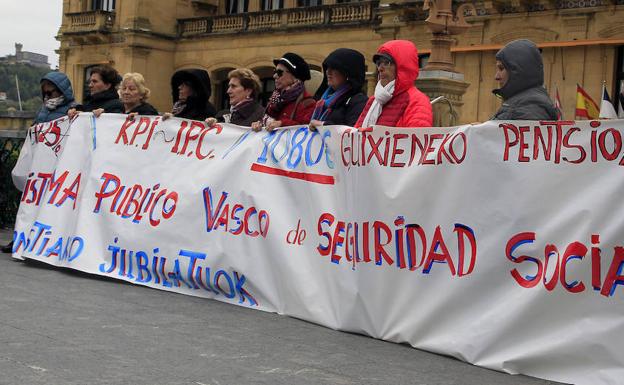 La concentración de este lunes de los jubilados y pensionistas ante el Ayuntamiento de San Sebastián.