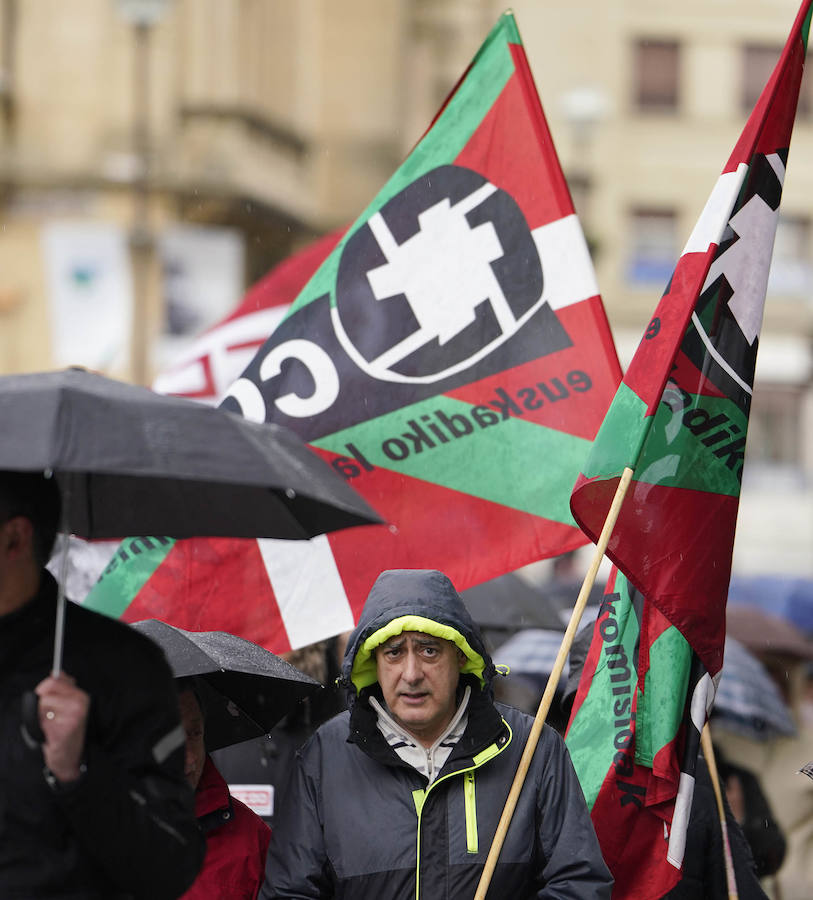 LAB, UGT y CC OO han celebrado manifestaciones en San Sebastián con motivo del Primero de Mayo. Las dos últimas centrales han marchado juntas.