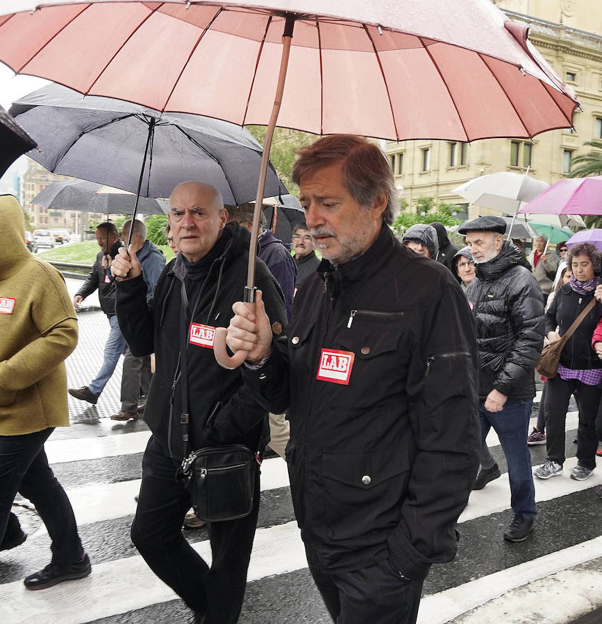 LAB, UGT y CC OO han celebrado manifestaciones en San Sebastián con motivo del Primero de Mayo. Las dos últimas centrales han marchado juntas.