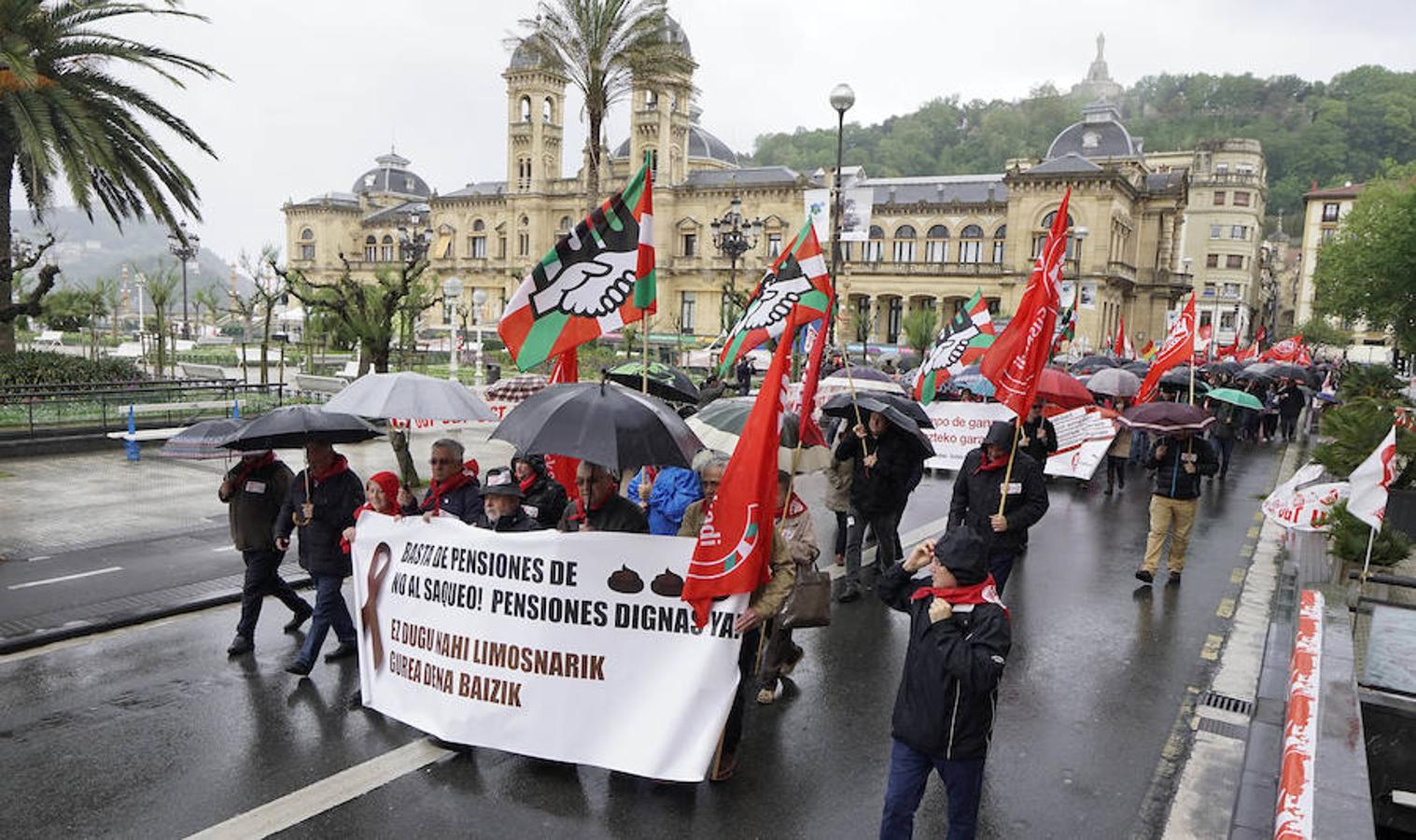 LAB, UGT y CC OO han celebrado manifestaciones en San Sebastián con motivo del Primero de Mayo. Las dos últimas centrales han marchado juntas.