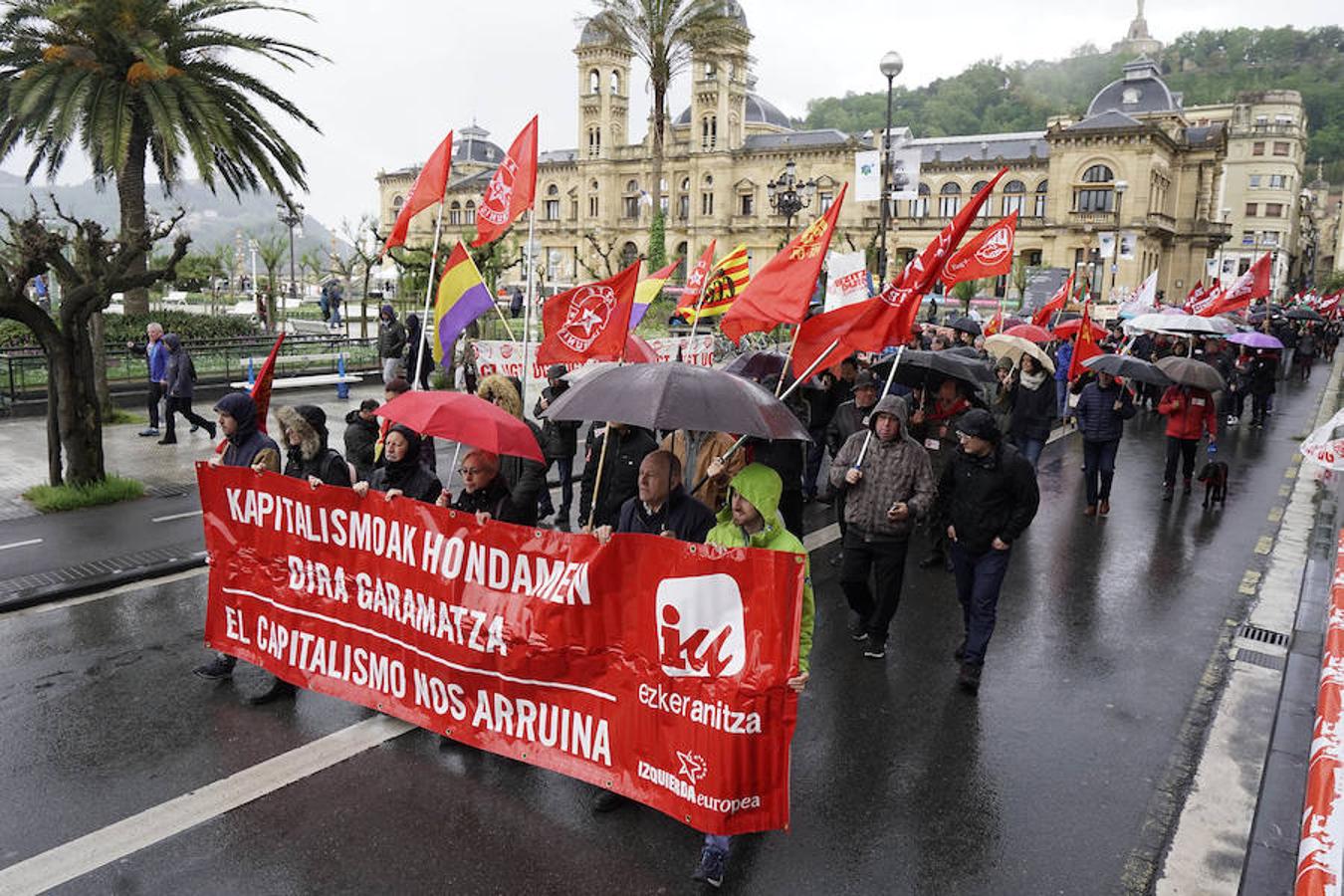 LAB, UGT y CC OO han celebrado manifestaciones en San Sebastián con motivo del Primero de Mayo. Las dos últimas centrales han marchado juntas.