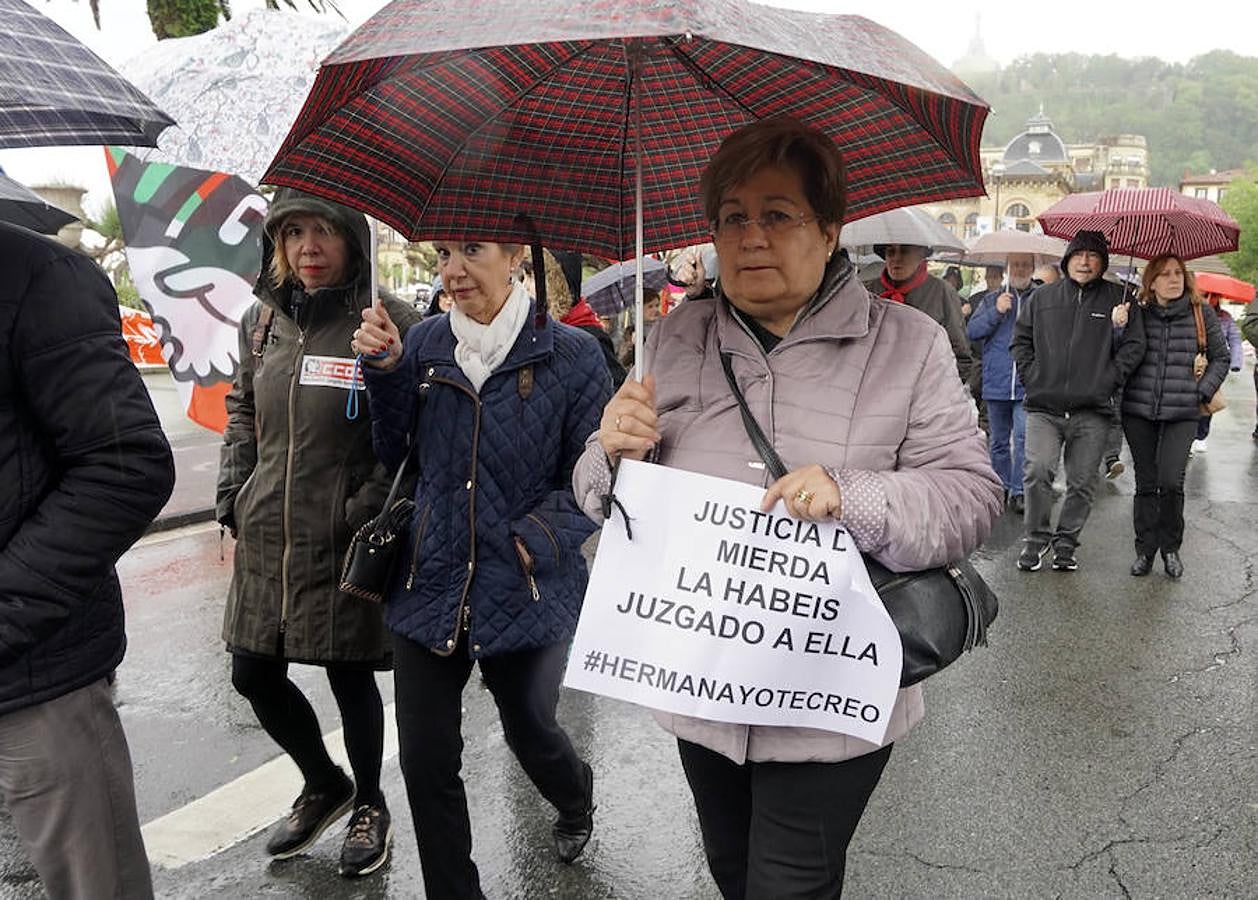 LAB, UGT y CC OO han celebrado manifestaciones en San Sebastián con motivo del Primero de Mayo. Las dos últimas centrales han marchado juntas.