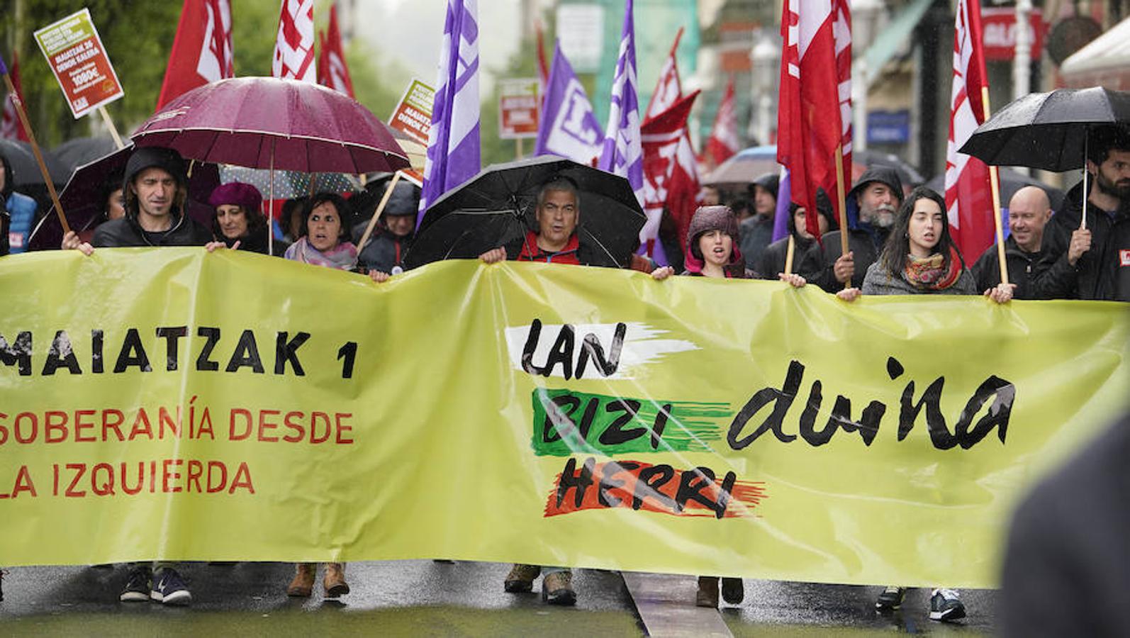 LAB, UGT y CC OO han celebrado manifestaciones en San Sebastián con motivo del Primero de Mayo. Las dos últimas centrales han marchado juntas.