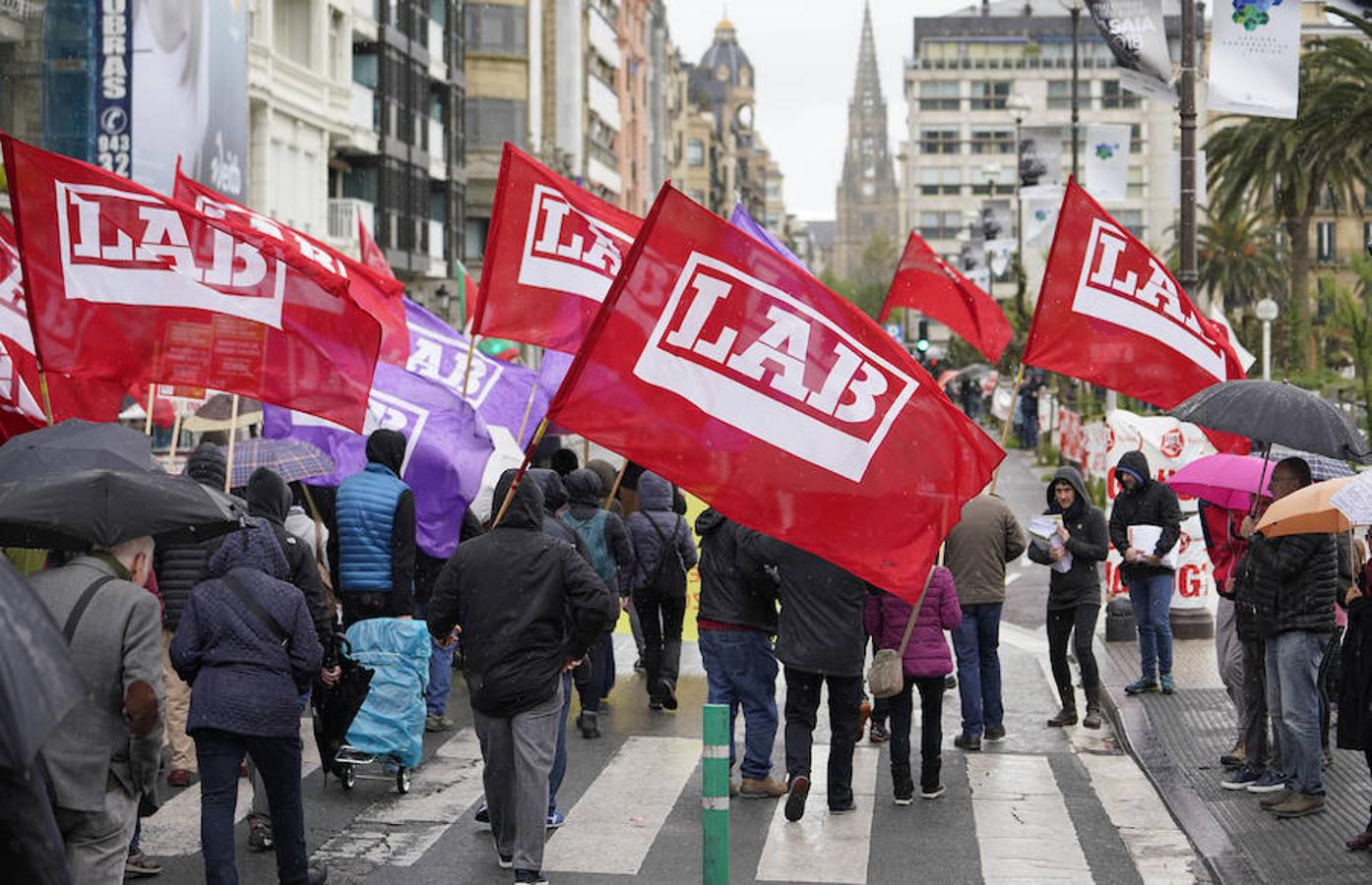 LAB, UGT y CC OO han celebrado manifestaciones en San Sebastián con motivo del Primero de Mayo. Las dos últimas centrales han marchado juntas.