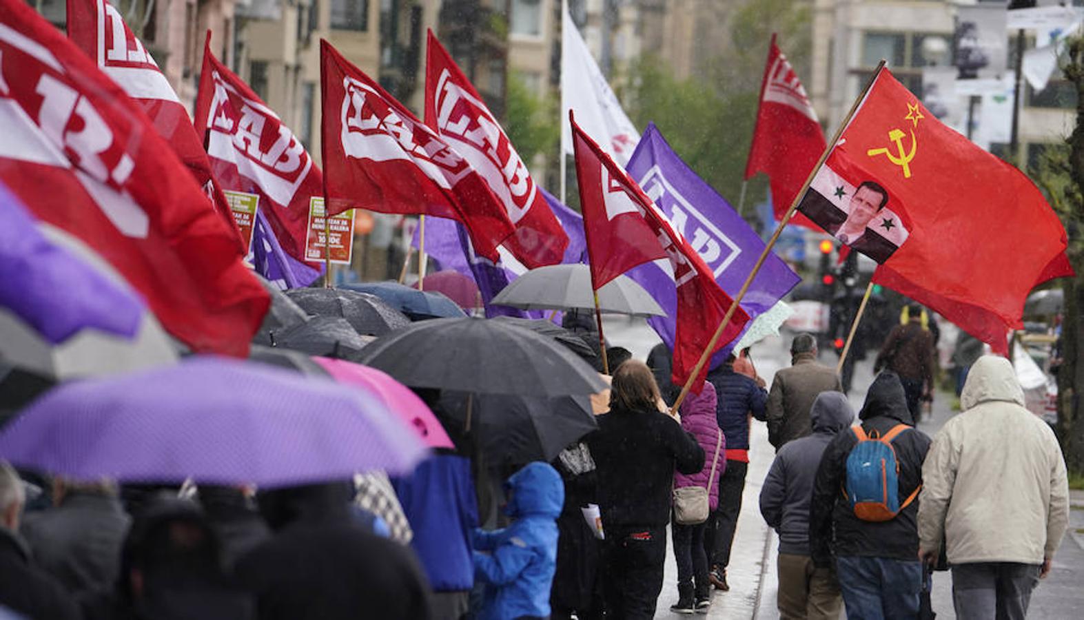 LAB, UGT y CC OO han celebrado manifestaciones en San Sebastián con motivo del Primero de Mayo. Las dos últimas centrales han marchado juntas.