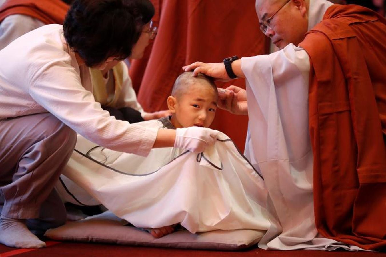 Los monjes principiantes caminan bajo linternas de loto con peticiones de oración cuando se van después de un evento para celebrar el próximo Día de Vesak, el cumpleaños de Buda, en el templo Jogye en Seúl, Corea del Sur, 2 de mayo de 2018.