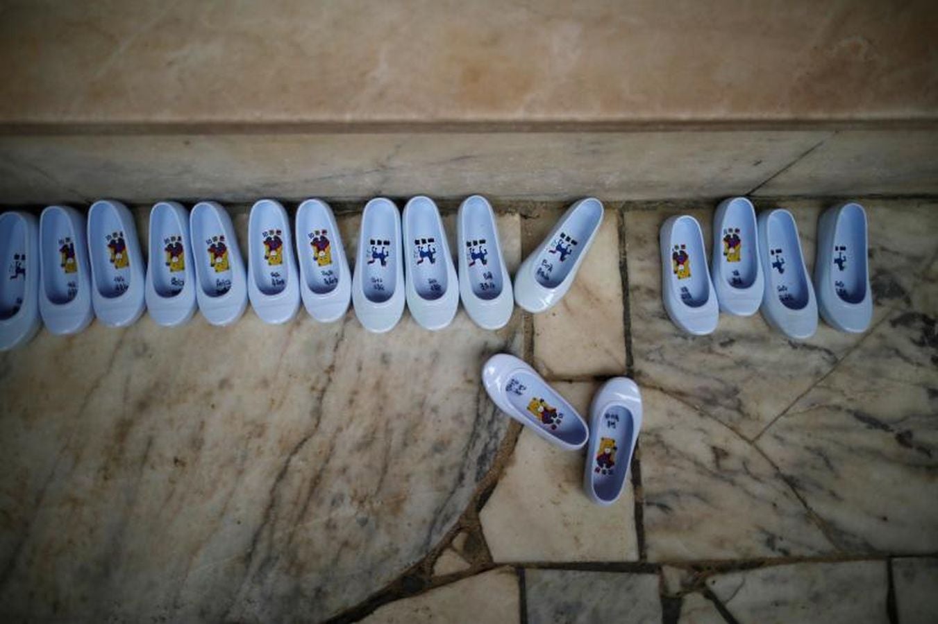 Los monjes principiantes caminan bajo linternas de loto con peticiones de oración cuando se van después de un evento para celebrar el próximo Día de Vesak, el cumpleaños de Buda, en el templo Jogye en Seúl, Corea del Sur, 2 de mayo de 2018.