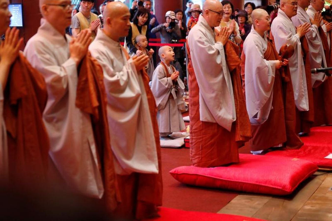 Los monjes principiantes caminan bajo linternas de loto con peticiones de oración cuando se van después de un evento para celebrar el próximo Día de Vesak, el cumpleaños de Buda, en el templo Jogye en Seúl, Corea del Sur, 2 de mayo de 2018.