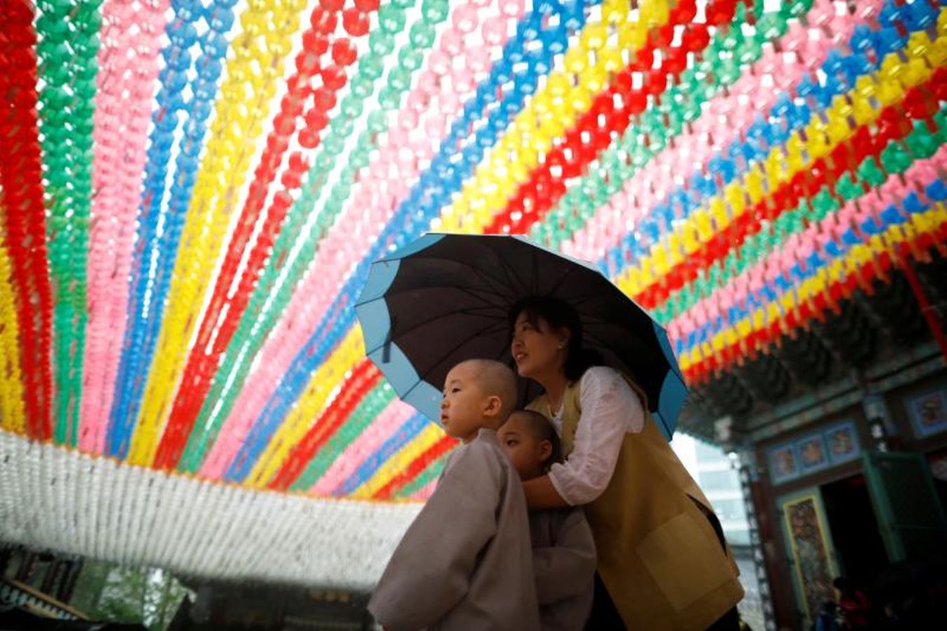 Los monjes principiantes caminan bajo linternas de loto con peticiones de oración cuando se van después de un evento para celebrar el próximo Día de Vesak, el cumpleaños de Buda, en el templo Jogye en Seúl, Corea del Sur, 2 de mayo de 2018.