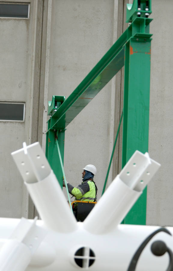 El elemento más singular del estadio de la Real Sociedad llegó ayer y empezará a tomar forma en la remodelación