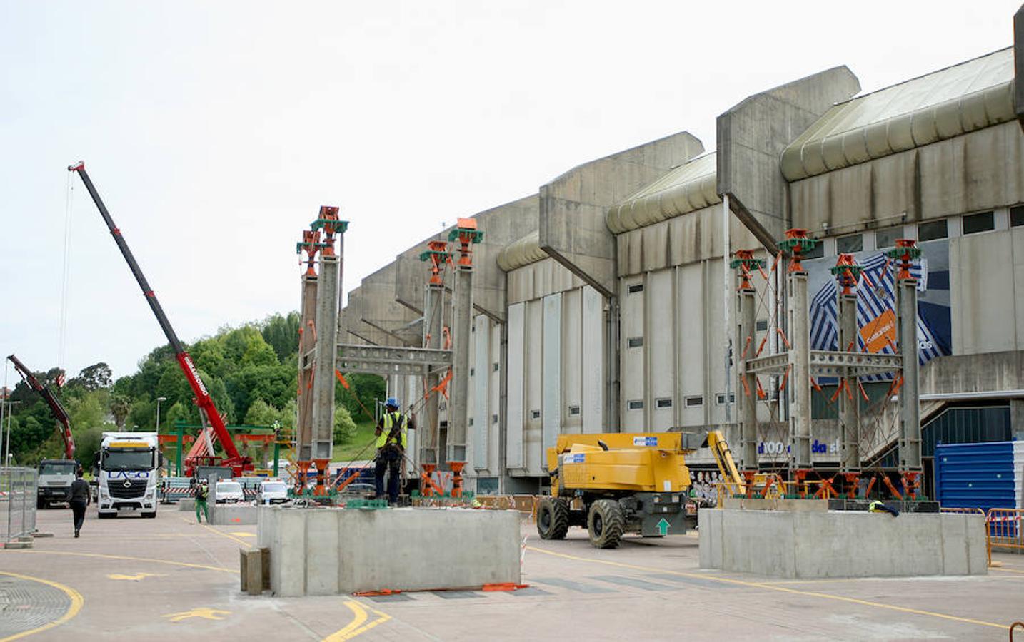 El elemento más singular del estadio de la Real Sociedad llegó ayer y empezará a tomar forma en la remodelación
