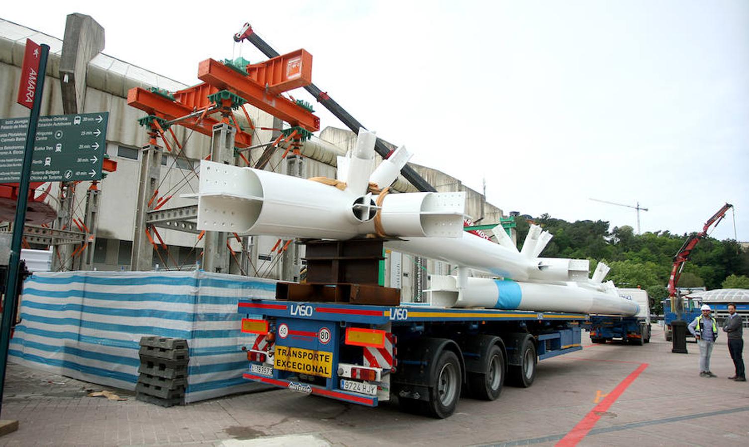 El elemento más singular del estadio de la Real Sociedad llegó ayer y empezará a tomar forma en la remodelación